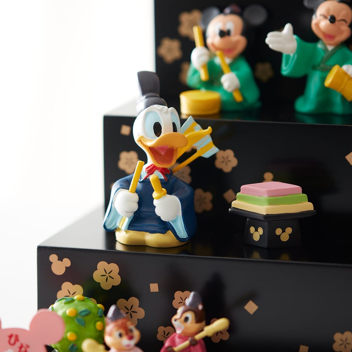 ミッキーたちがひな人形に！ ベルメゾン ディズニー「壇付きおひなさま