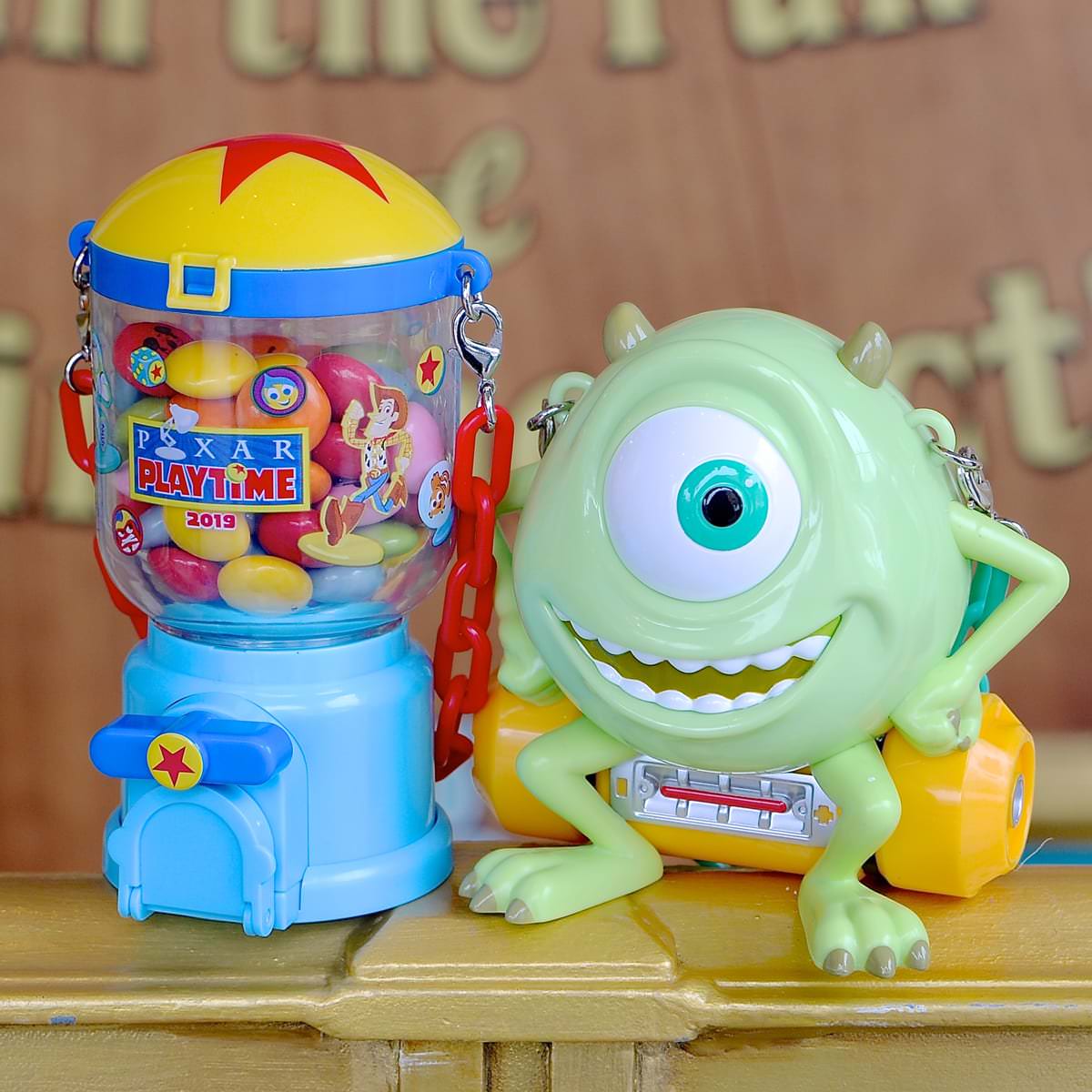 カプセルトイ型とマイクの2種類！東京ディズニーシー“ピクサー・プレイ