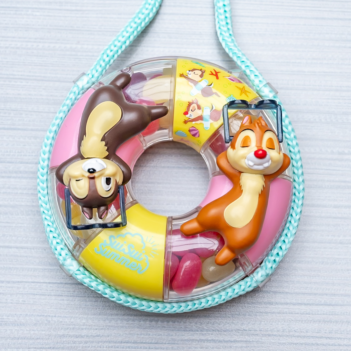 うきわでくつろぐチップ＆デール！東京ディズニーランド「Suisui