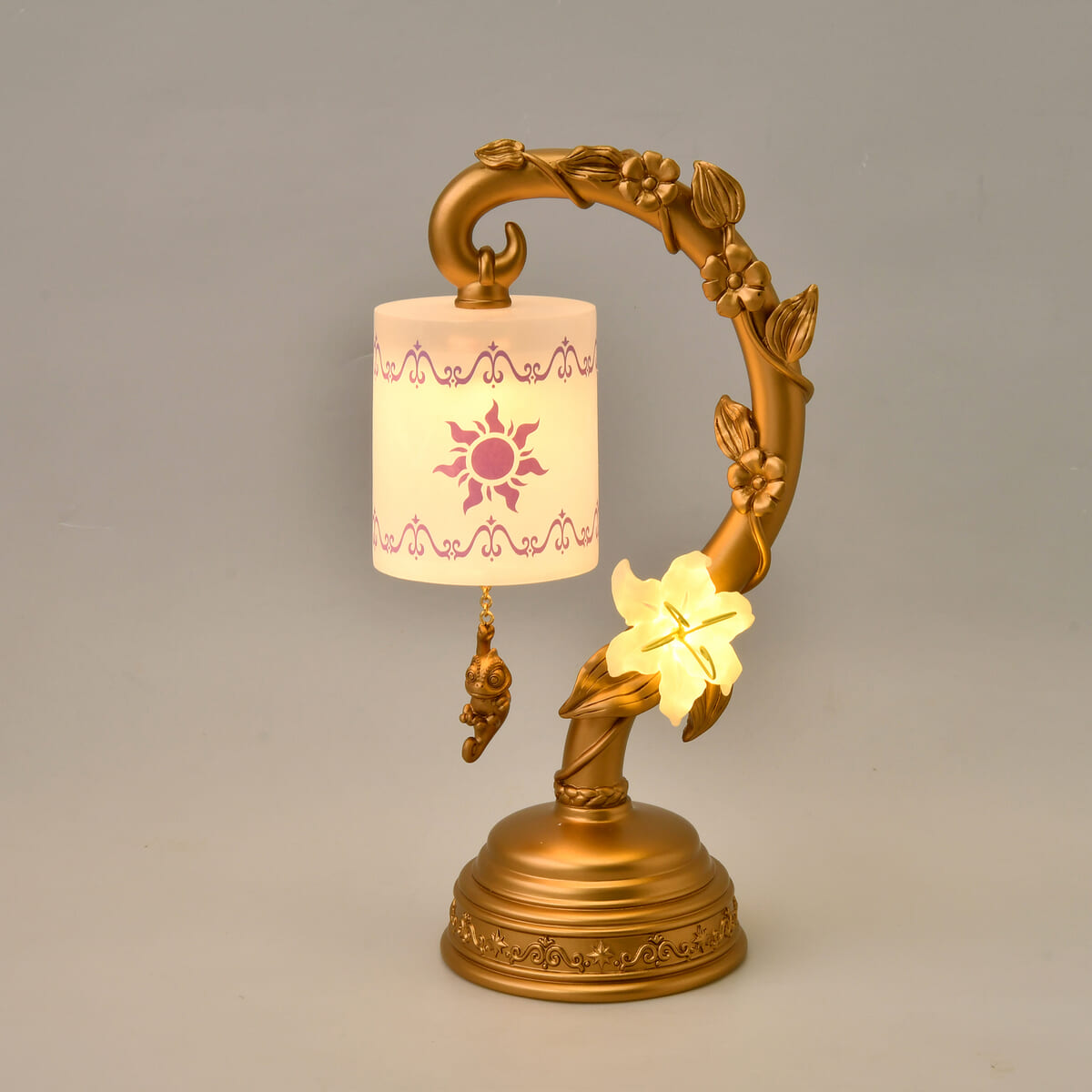 淡い紫カラーの大人かわいいアパレルやインテリア雑貨！ディズニー