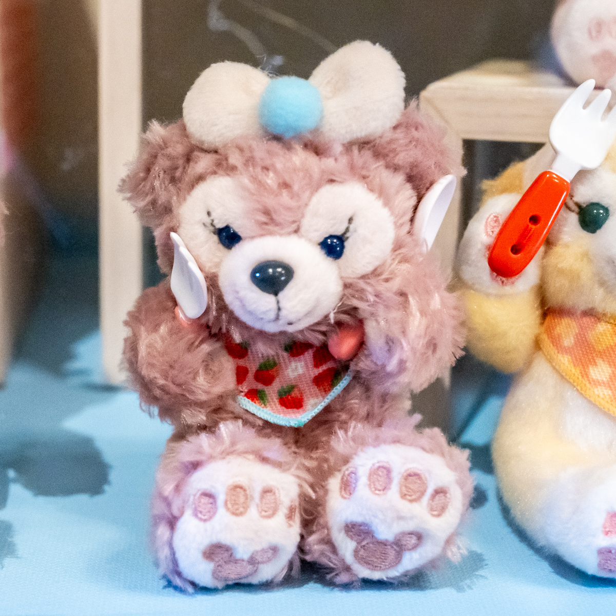 スプーンとフォークを持った食いしん坊スタイル！東京ディズニーシー