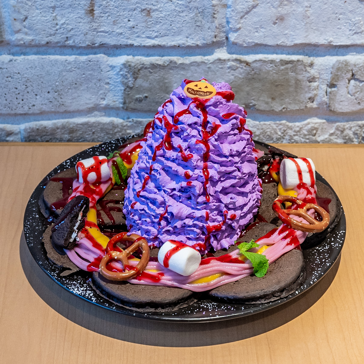 実食レポ】真っ黒パンケーキに紫いものホイップがたっぷり！Eggs 'n