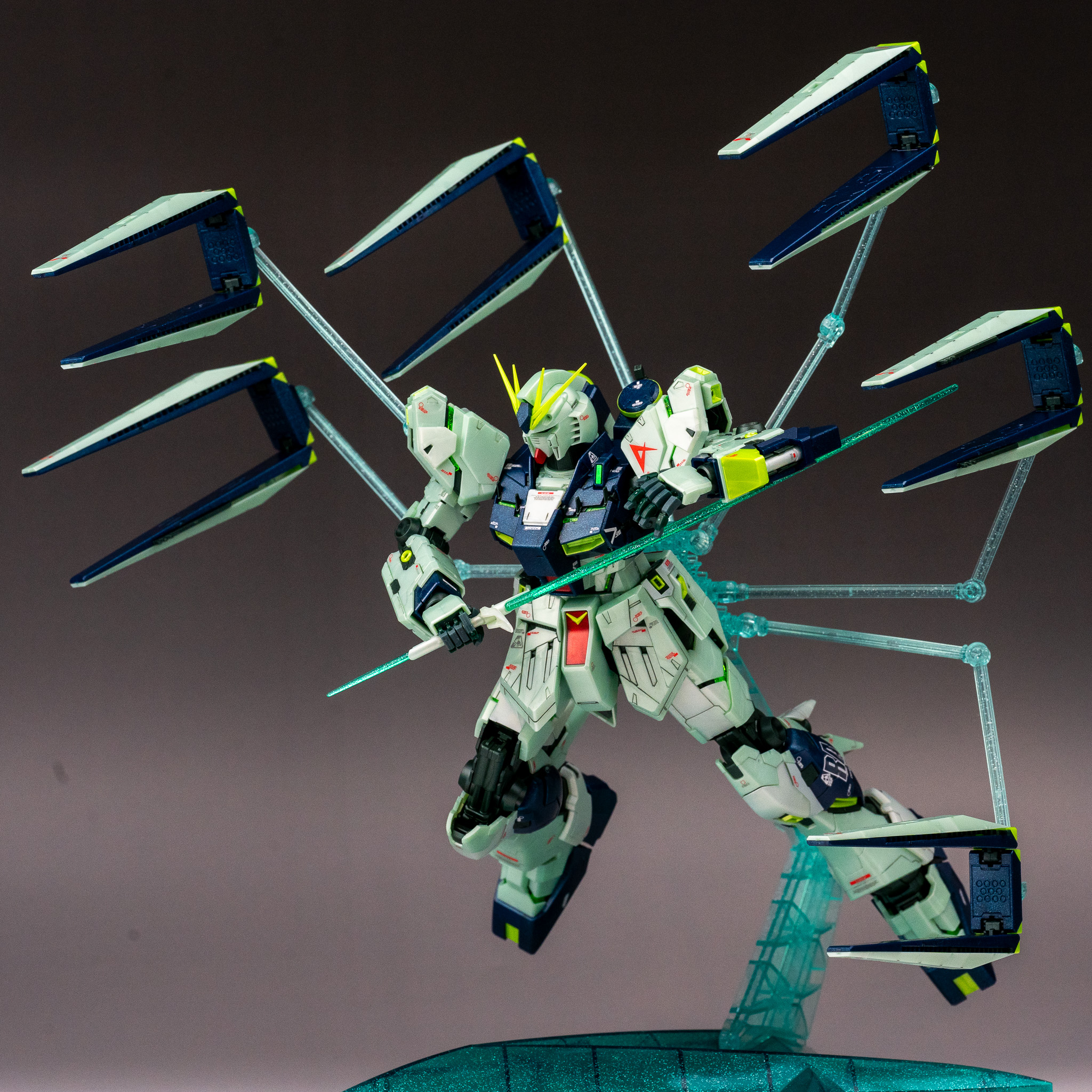 MG RX-93 νガンダム Ver.Ka (サイコフレーム発動イメージカラー)｜M