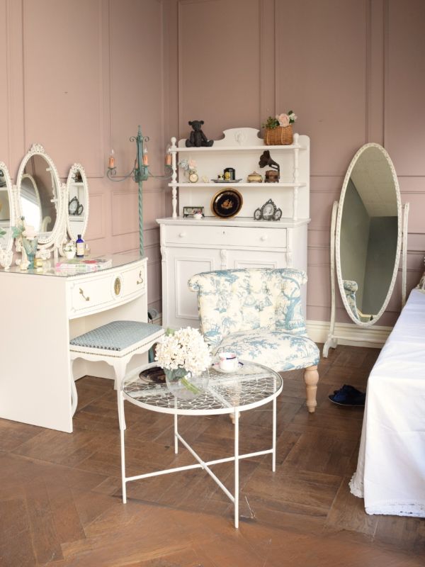 フランスから届いた白いアンティークキャビネット、シャビーシックな