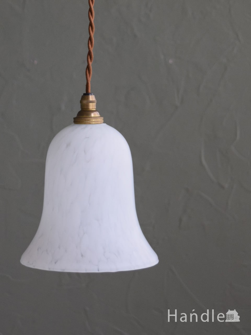 白いアンティークガラスのシェードがおしゃれなペンダントライト
