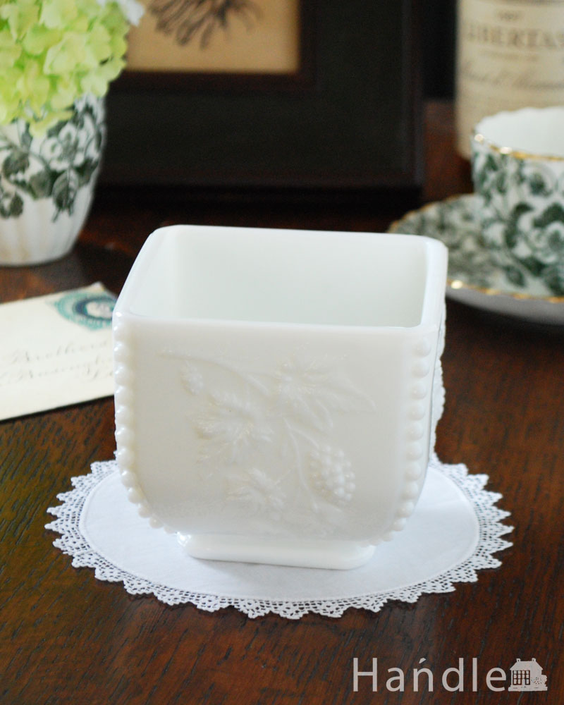 エレガントなデザインのミルクガラス、アンティークのフラワーベース