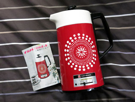 赤いレトロな電気ポット: はぴカフェ