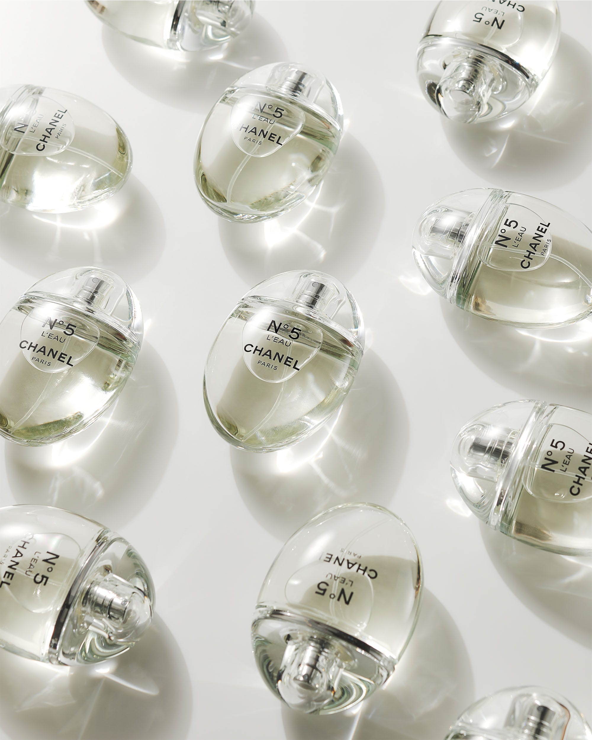 橋本愛 with シャネル N°5 ロー オードゥ トワレット D ～めくるめく