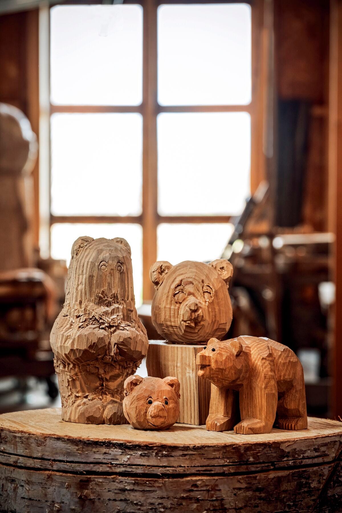 注目！工芸の若き作り手】全国に熱烈なファンをもつ「木彫りの熊」作家