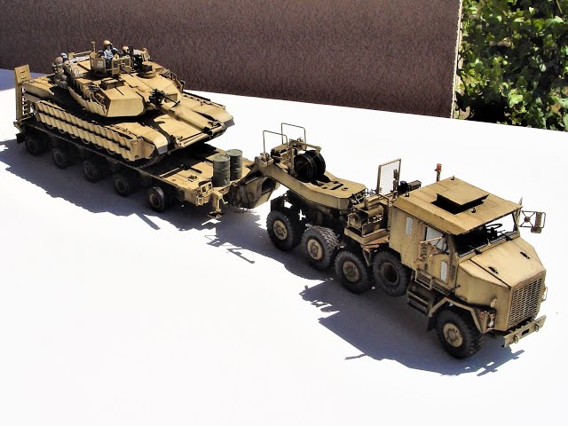 Hobby Boss 85502 M1070 Truck Tractor and M1000 HET Semi trailer