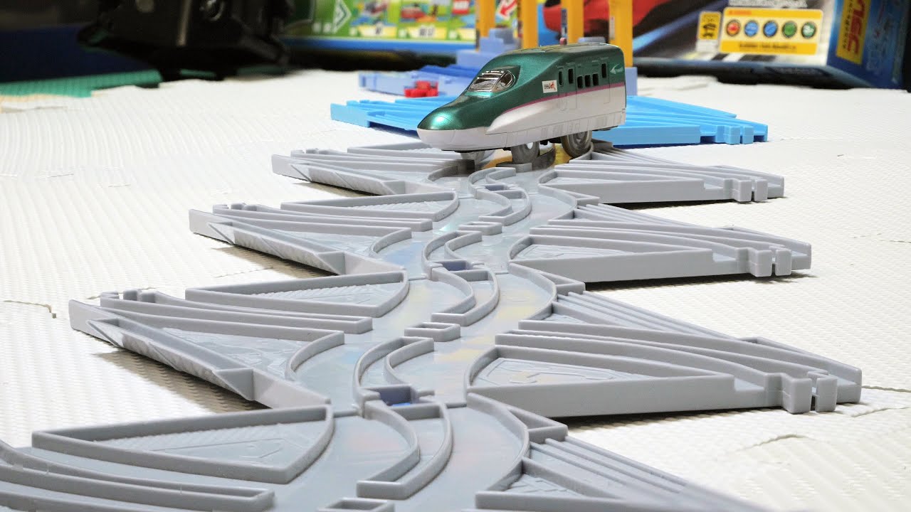 I tried making a strange layout using the cross rails of Plarail