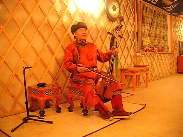 モンゴルの人間国宝の馬頭琴演奏 - YouTube