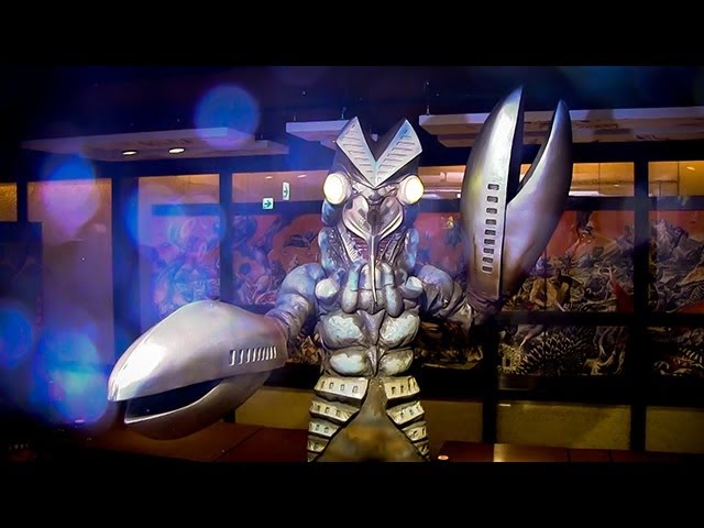 店長はバルタン星人 「怪獣酒場」 川崎 - YouTube