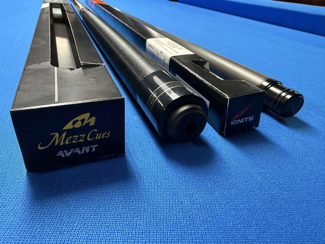 Mezz Cues AVANT & IGNITE Billiard Cue Set with Case, Adjustable