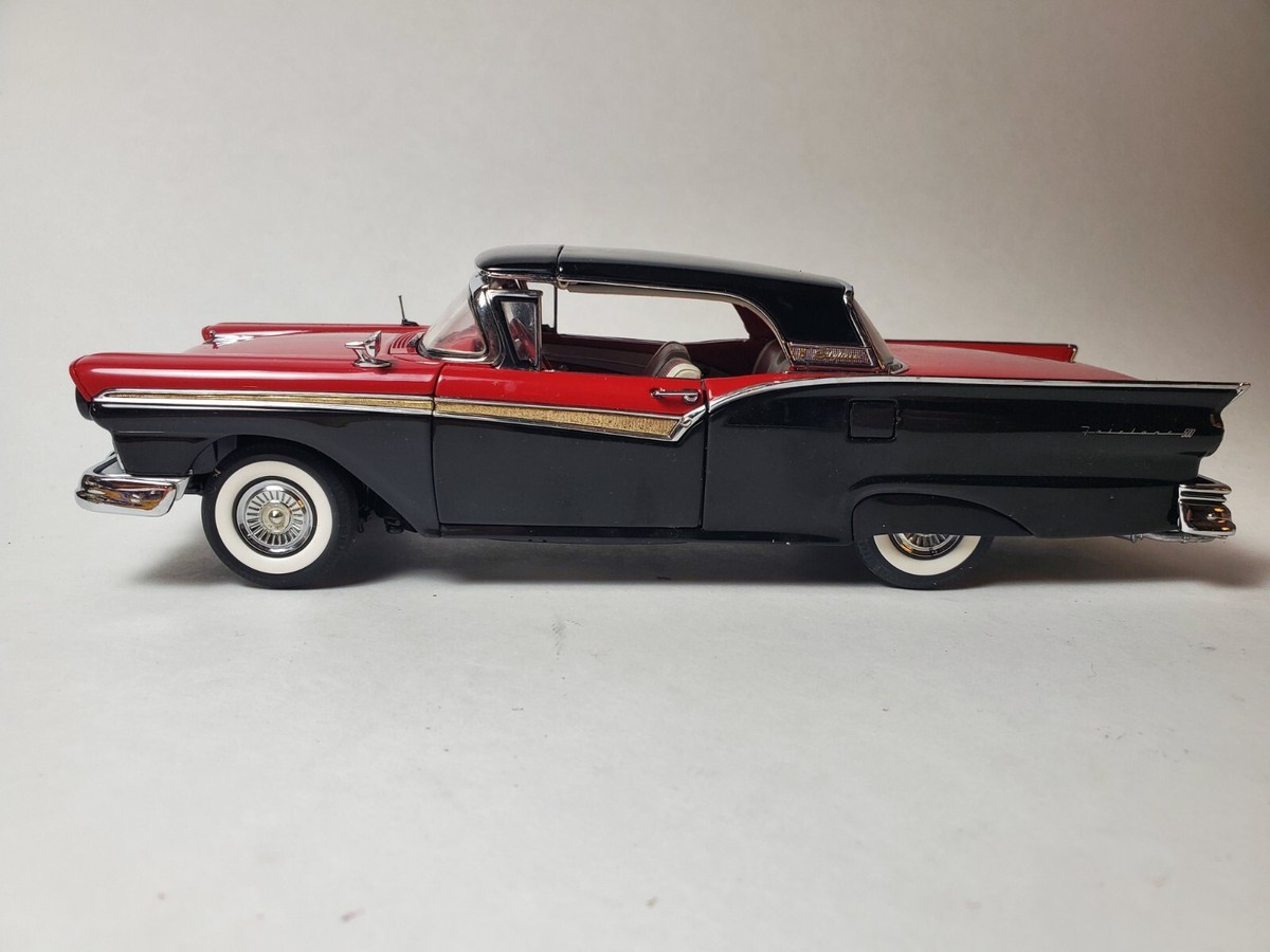 Danbury Mint 1957 Ford Fairlane 500 Skyliner 50th Anniversary 1:24