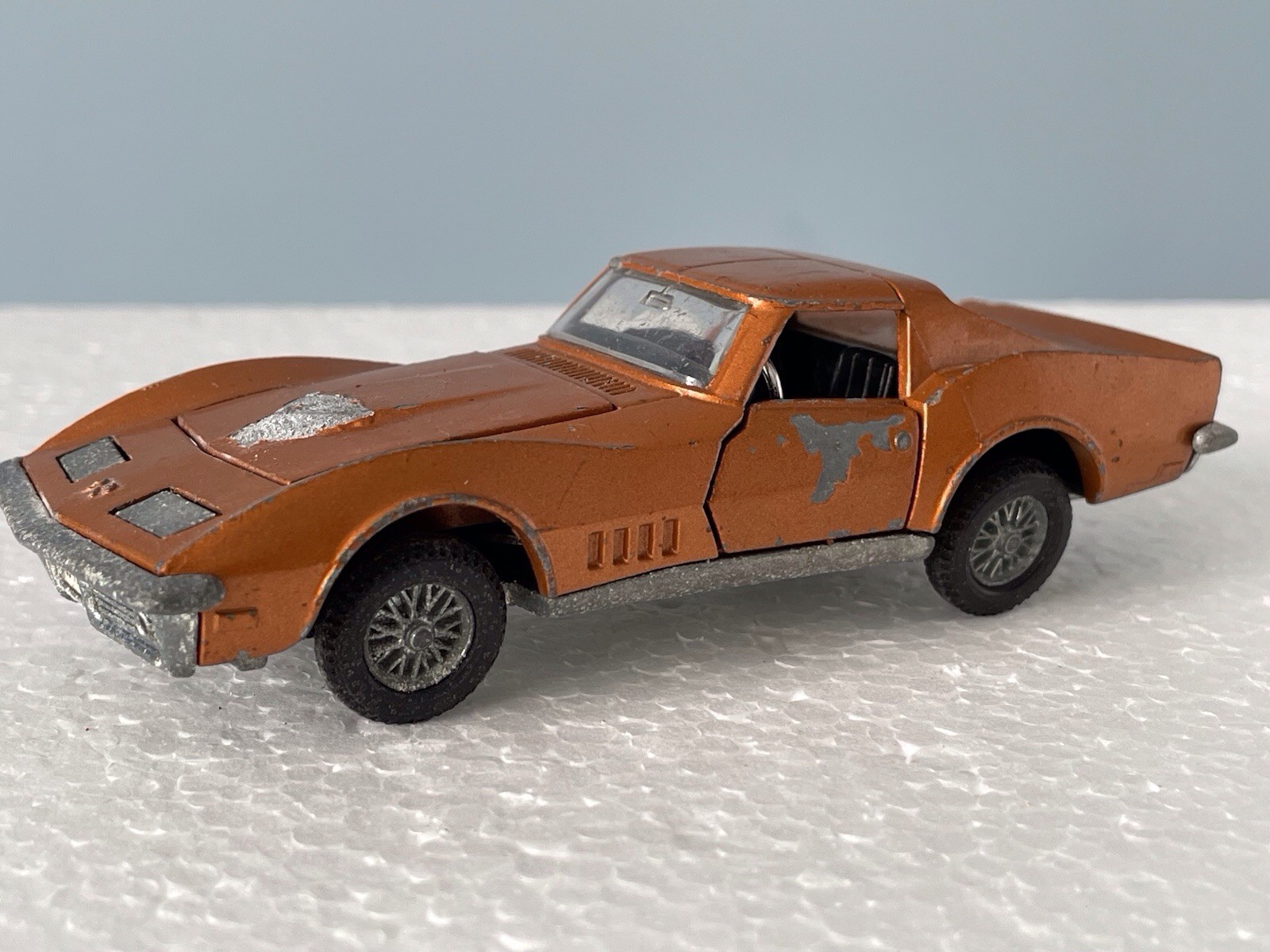 Dinky 221, Corvette Stingray - Free Price Guide & Review