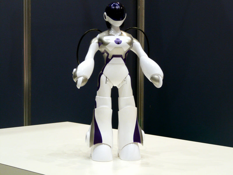 何度もキスしてくれるセガの女性型ロボ「エマ」 in 東京おもちゃショー