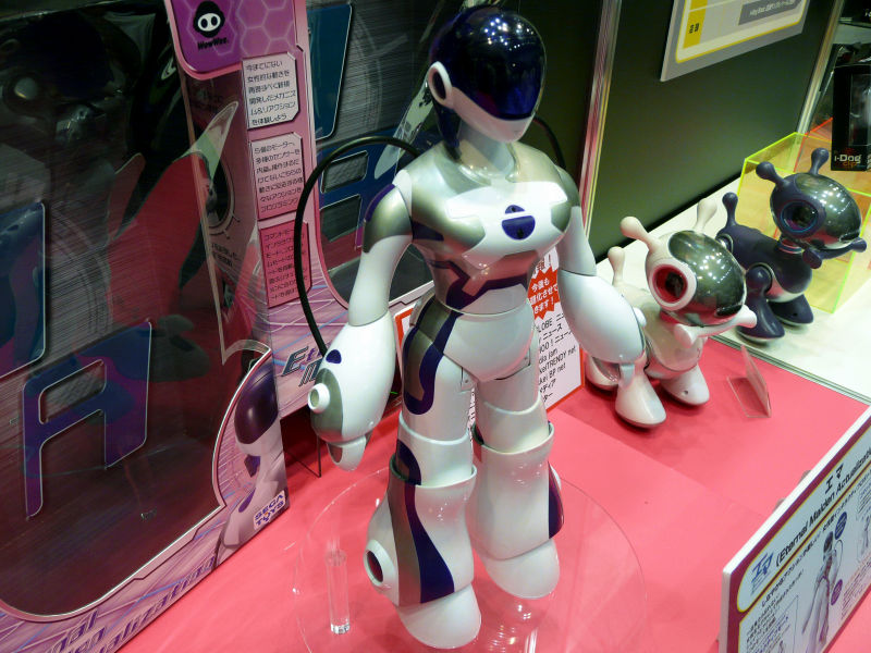 何度もキスしてくれるセガの女性型ロボ「エマ」 in 東京おもちゃショー