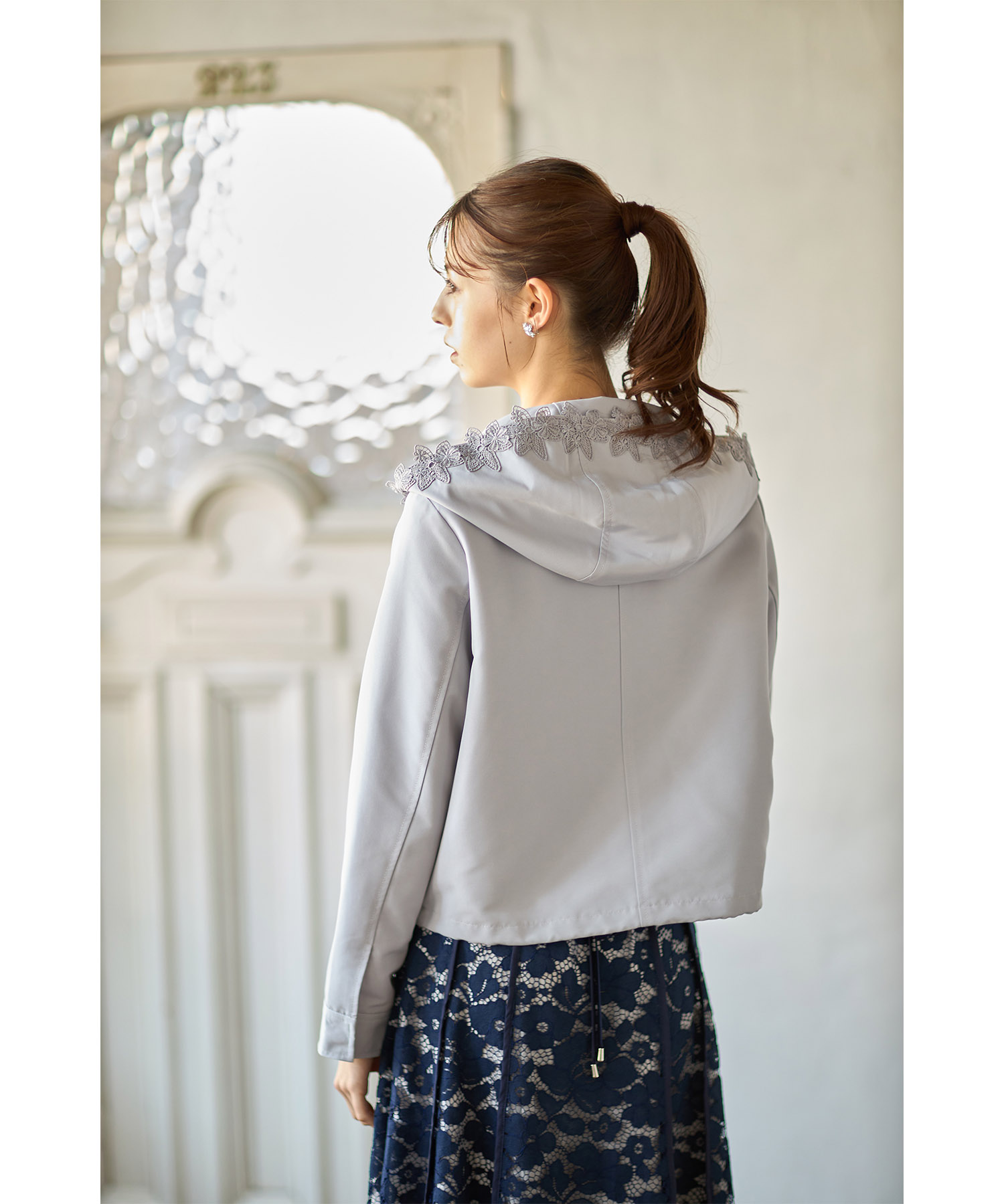 フードフラワーレース付きマウンテンパーカー