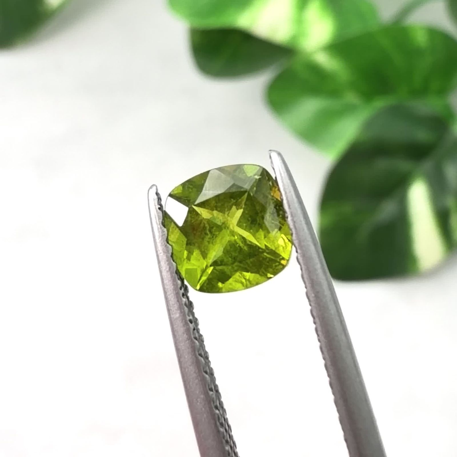 ベスビアナイト（アイドクレース）とは？宝石質が希少な理由と価値・亜