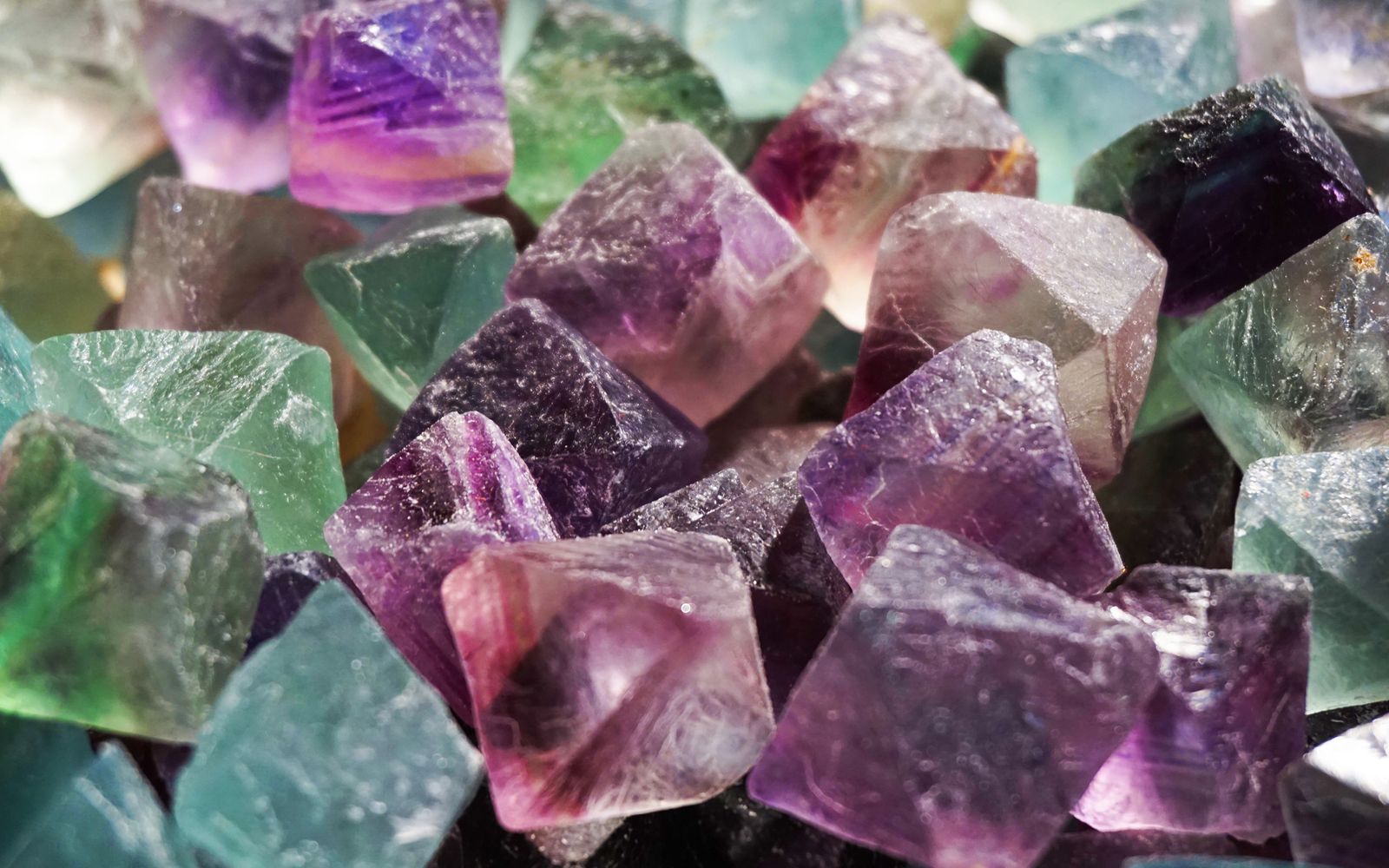 フローライトの魅力はカラーと蛍光性！歴史から原理まで解説 | TOP