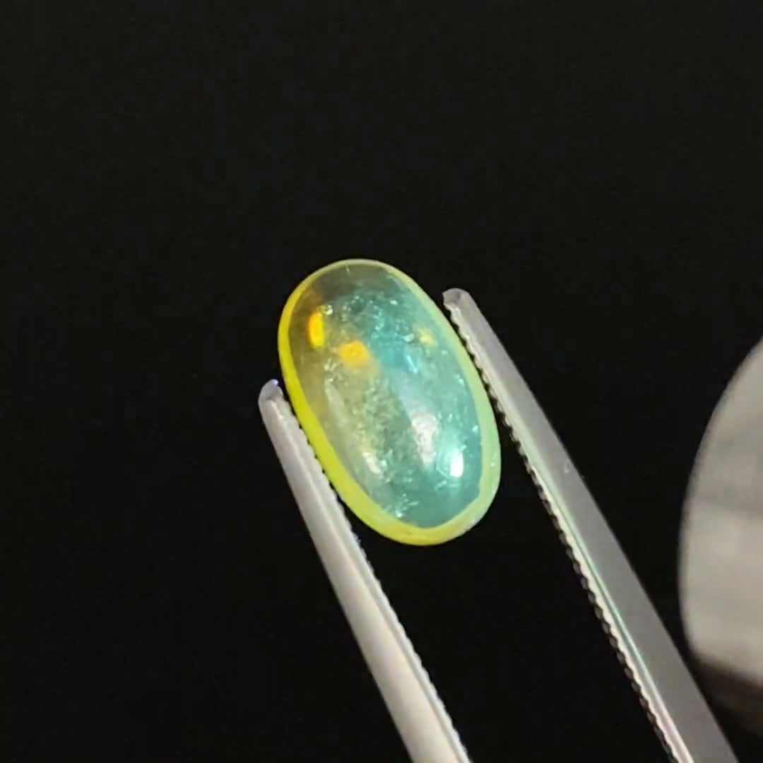 合成石でも希少「ジンカイト」｜炎のような色彩を持つ亜鉛鉱物の魅力や