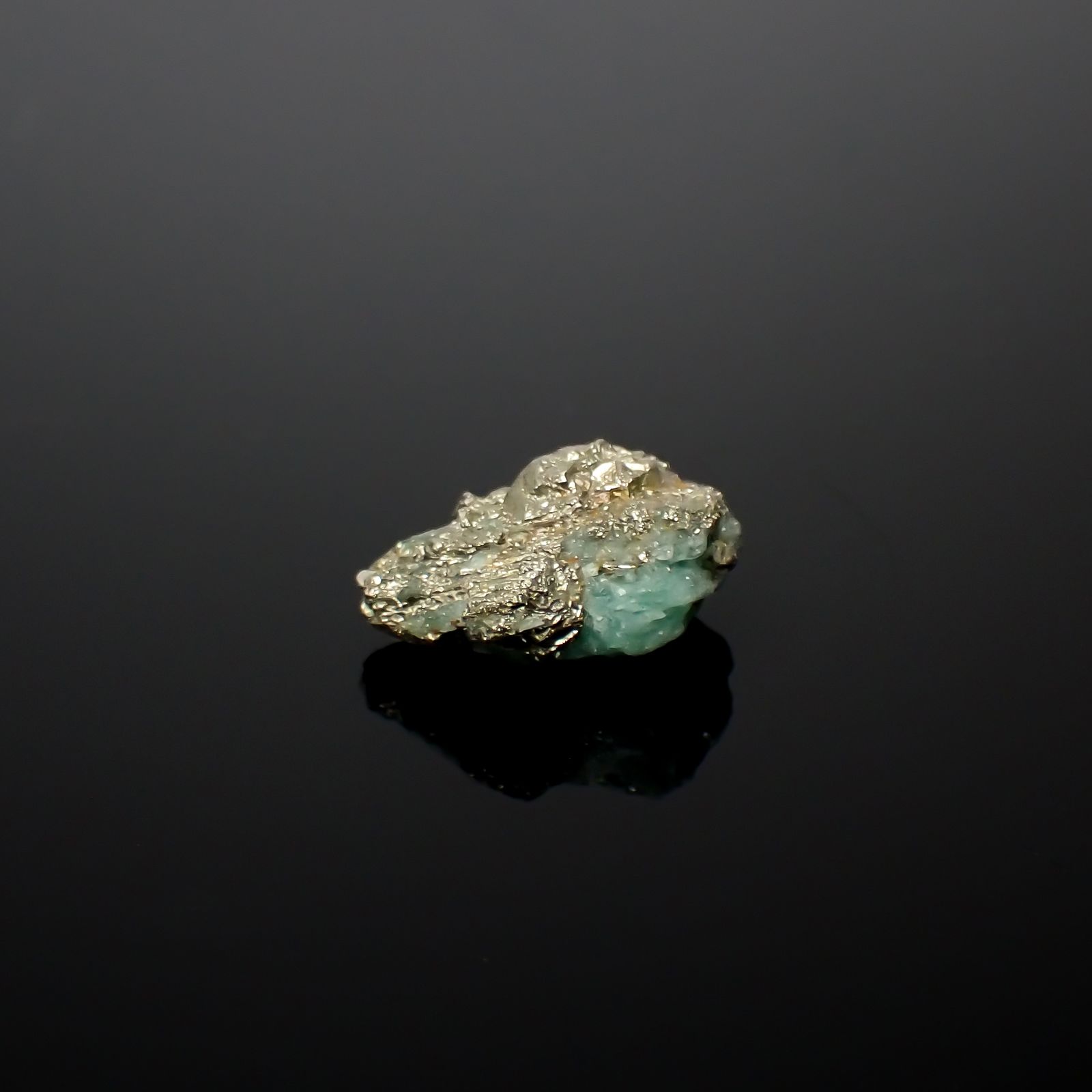 エメラルド 原石 コロンビア産 7.65ct / 15.4x9.4mm前後 [240427244