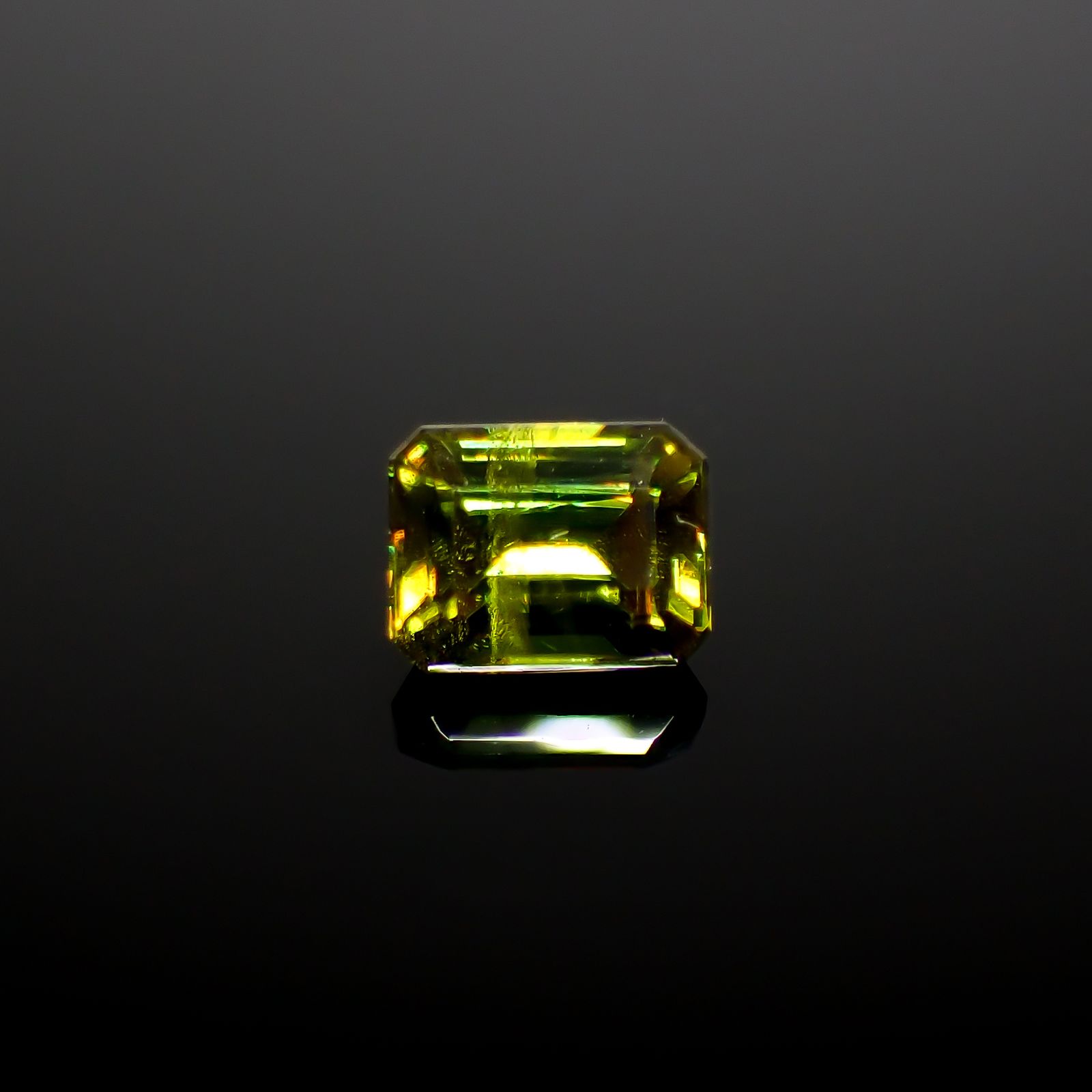 カラーチェンジスフェーン(宝石名スフェーン / カラーチェンジ・タイプ