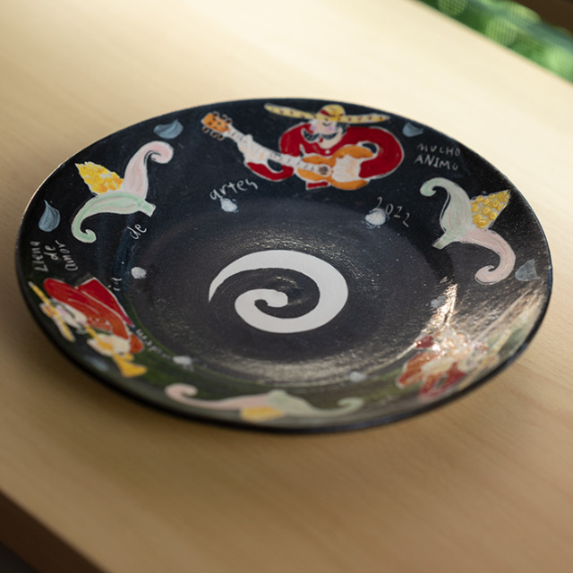 和食器 奏でるカルロスくん-25cm黒皿- (BY-361) 作家「吉岡萬理」
