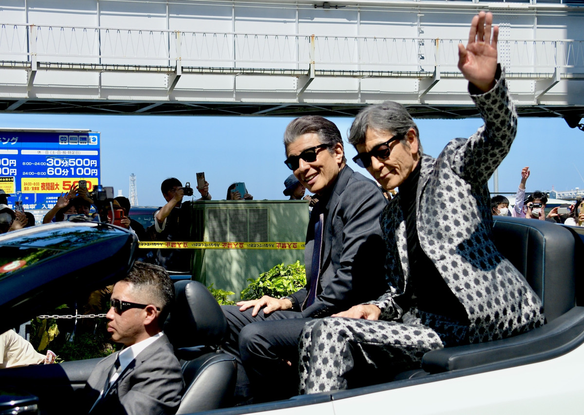 沿道の観客に笑顔で応える舘ひろしさんと柴田恭兵さん - ヨコハマ経済新聞