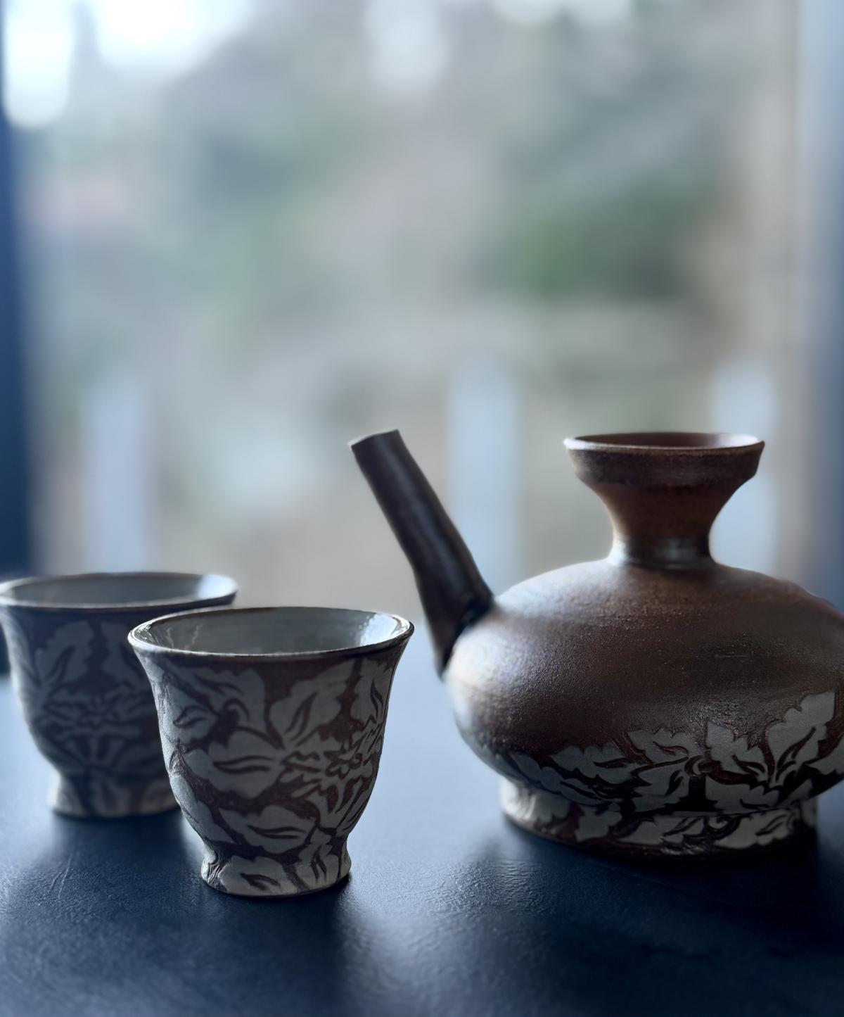 宮古島旅で出会った「壺屋焼」 -金城陶芸｜Web eclat（ウェブエクラ）