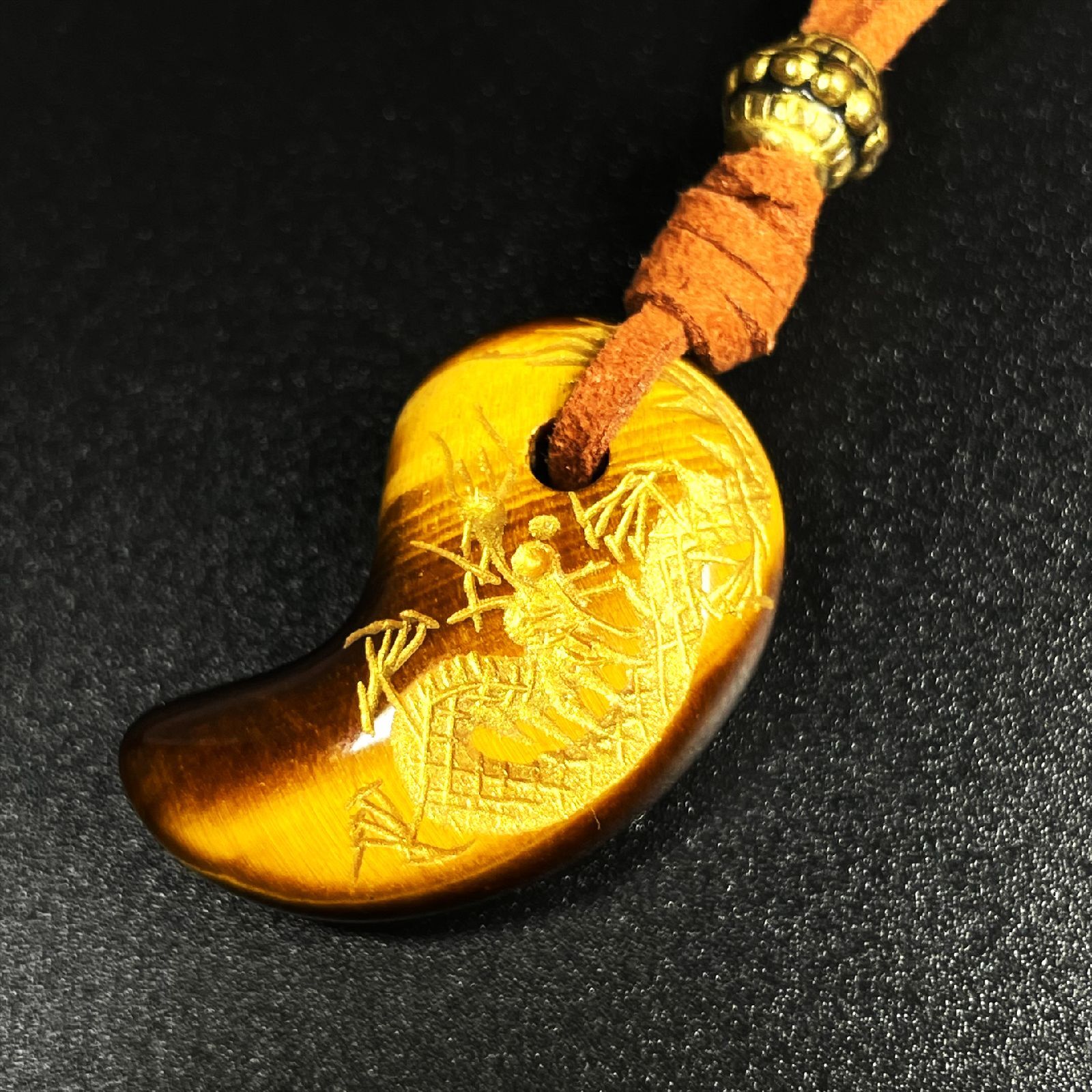成功へと導く力を与える］皇帝龍 金彫タイガーアイ 勾珠 スエード