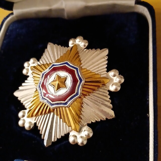 激レア 極美品】北朝鮮 二級国旗勲章 略綬付 共箱入り 完品 徽章12