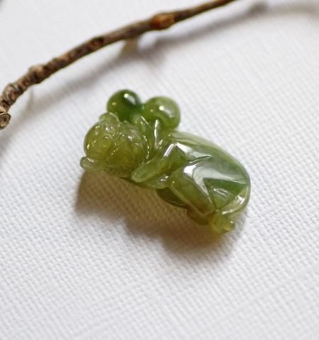 猿と桃（さるともも）／翡翠 - 彩雲(さいうん)