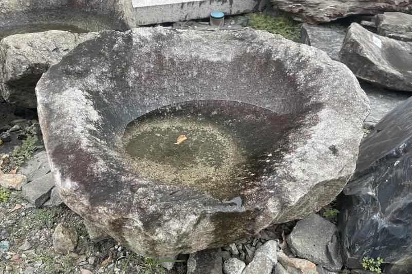 庵治石 水鉢 [8] 【一点もの】｜庭ガーデニングの粋でおしゃれな石の