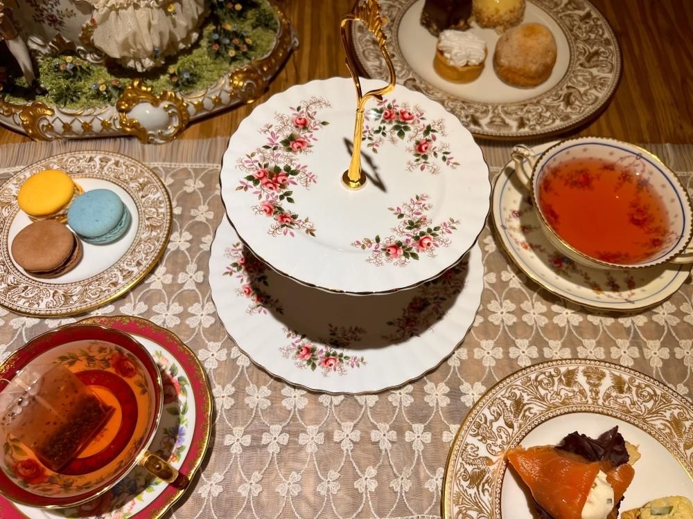 英国製アンティーク ロイヤルアルバートの華やかなケーキスタンド