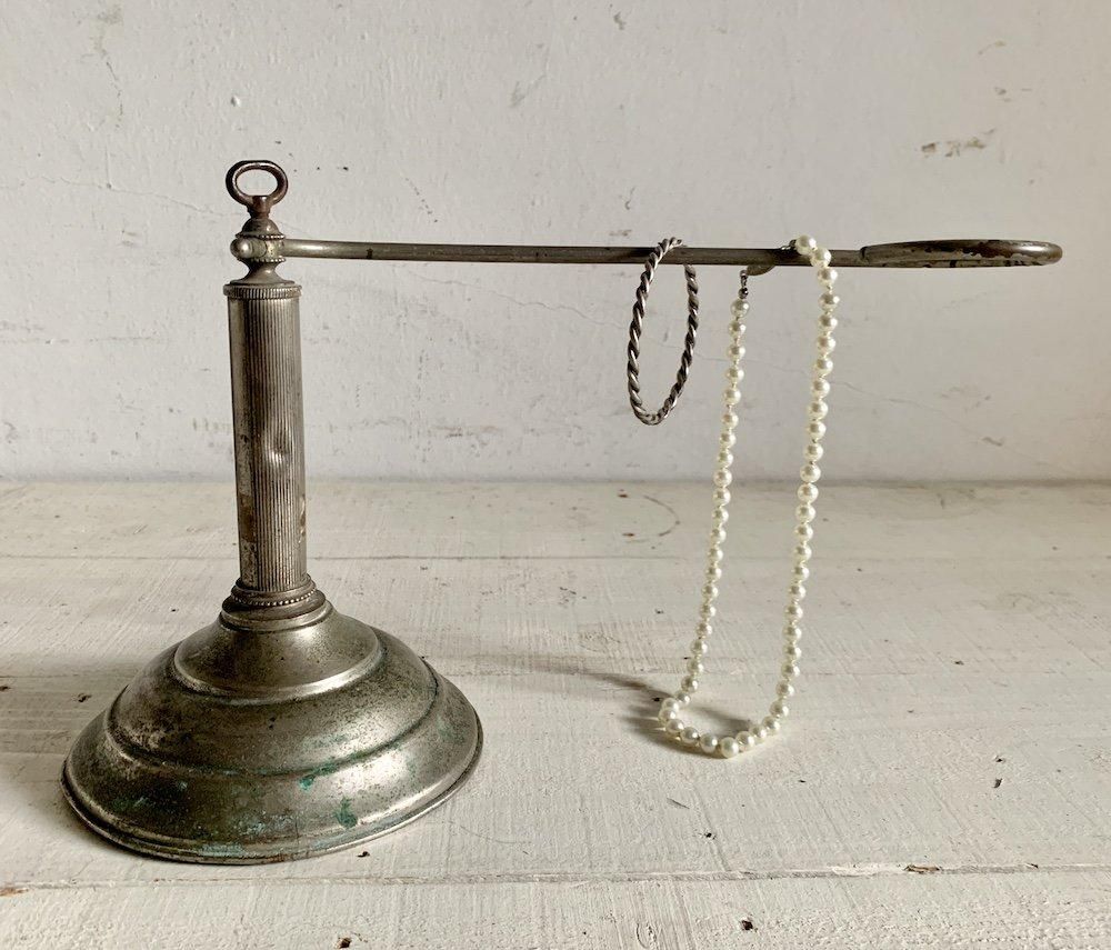 フランス製アンティークの魅力的ディスプレイスタンド