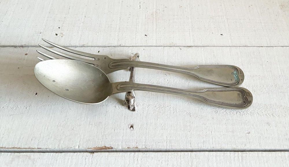 フランス製アンティークの魅力的なカトラリーレスト