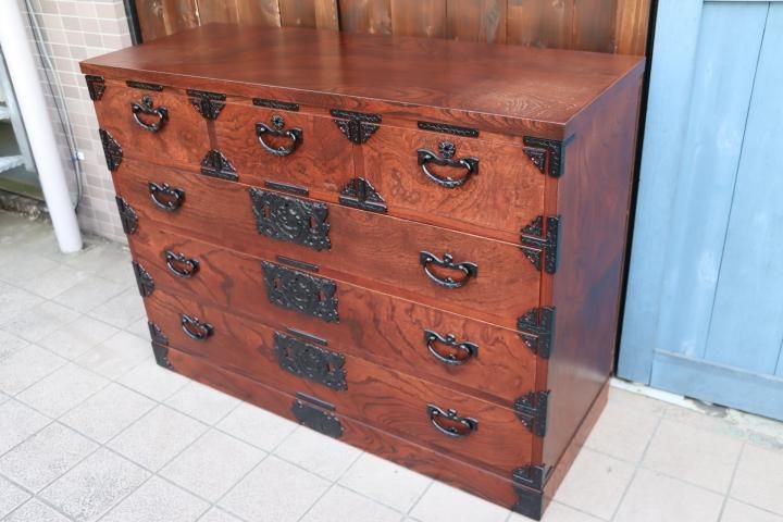 岩手の伝統工芸家具、岩谷堂箪笥 欅材を使用した漆塗り4段・6杯