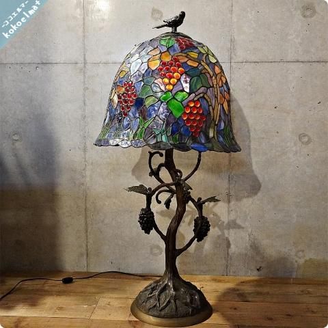 アンティーク調のステンドグラスライトです。優雅な雰囲気のヨーロッパ