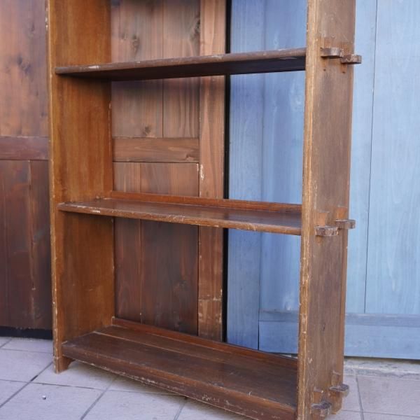 昭和レトロなヴィンテージ ブックシェルフです。使い込まれた風合いが