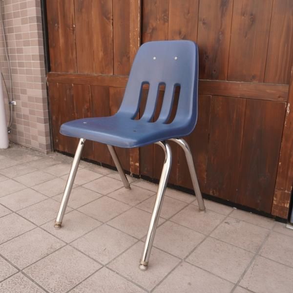 アメリカVIRCO(ヴァルコ)社の9000 CHAIR ネイビーです。機能的で