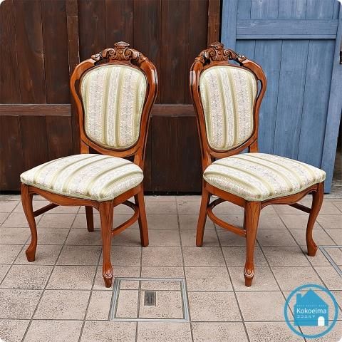 イタリア製のダイニングチェア2脚セットです。華麗な彫刻と猫脚が魅力