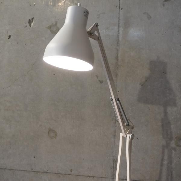 人気の無印良品(MUJI)よりLED アルミフロアライトです。高さや角度が