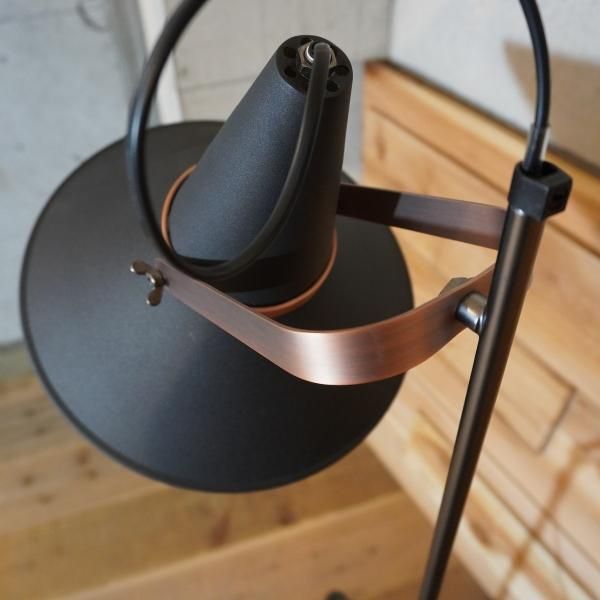 DI CLASSE(ディクラッセ)のStudio D(スタジオD)フロアランプです