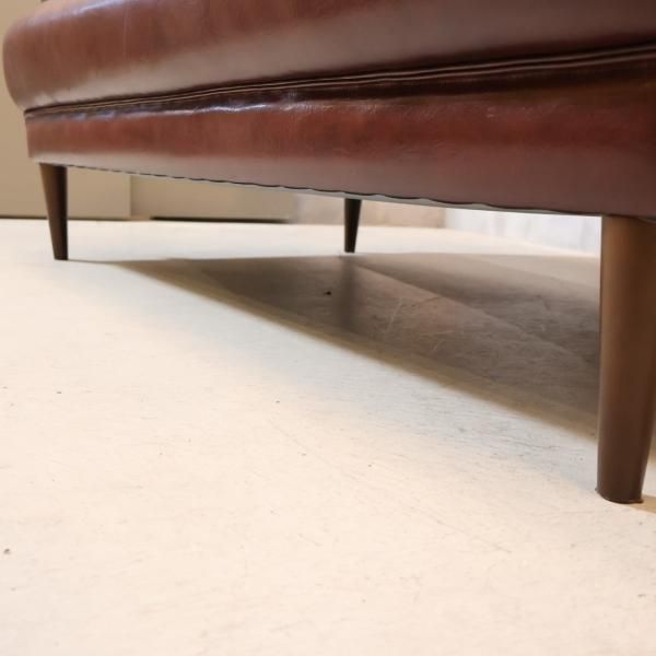 B-COMPANY(ビーカンパニー)のクールベ 2人掛けソファ。ダイヤステッチ