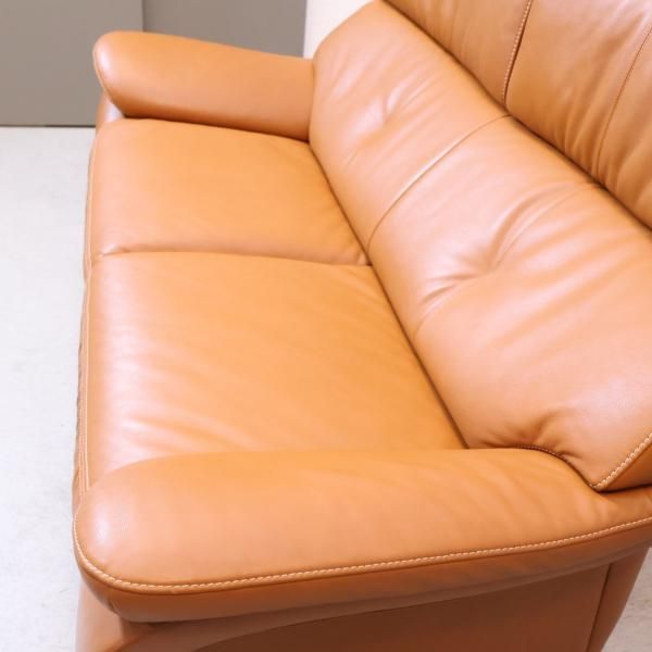 karimoku(カリモク家具)より本革を使用したZT73 2人掛けソファーです