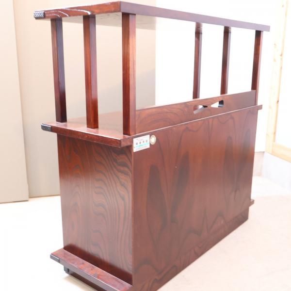 岩手の伝統工芸家具、岩谷堂箪笥 欅材を使用した漆塗り茶棚です。桐