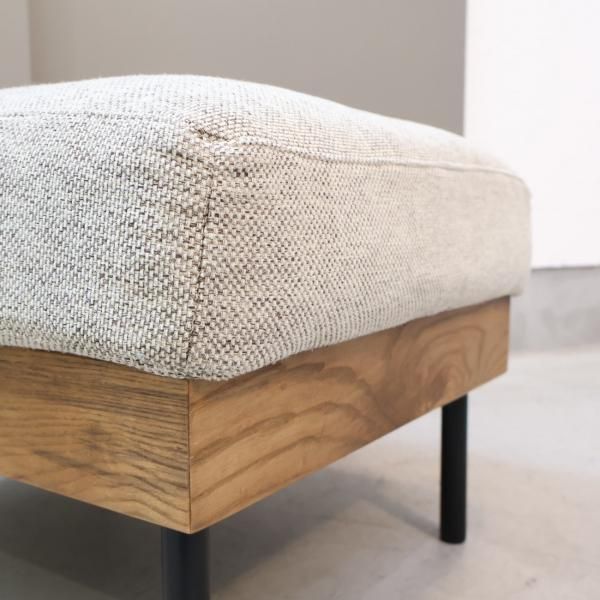 unico(ウニコ)のTREL(トレル)カバーリングオットマンです。脚には