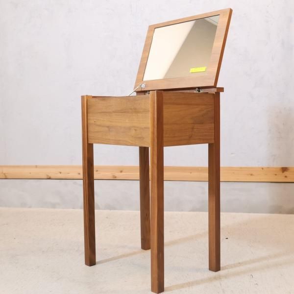 ウォールナット材を使用した無印良品(MUJI)のドレッサーです